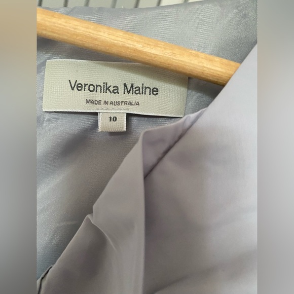 Veronika Maine silver grey fitted top - Picture 2 of 4